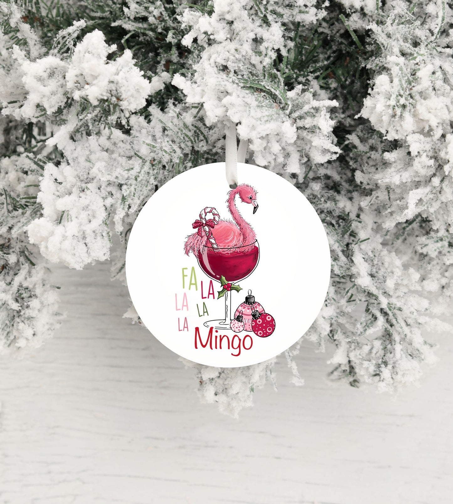 Adorno navideño redondo de cerámica con flamenco rosa de Fa La La Mingo