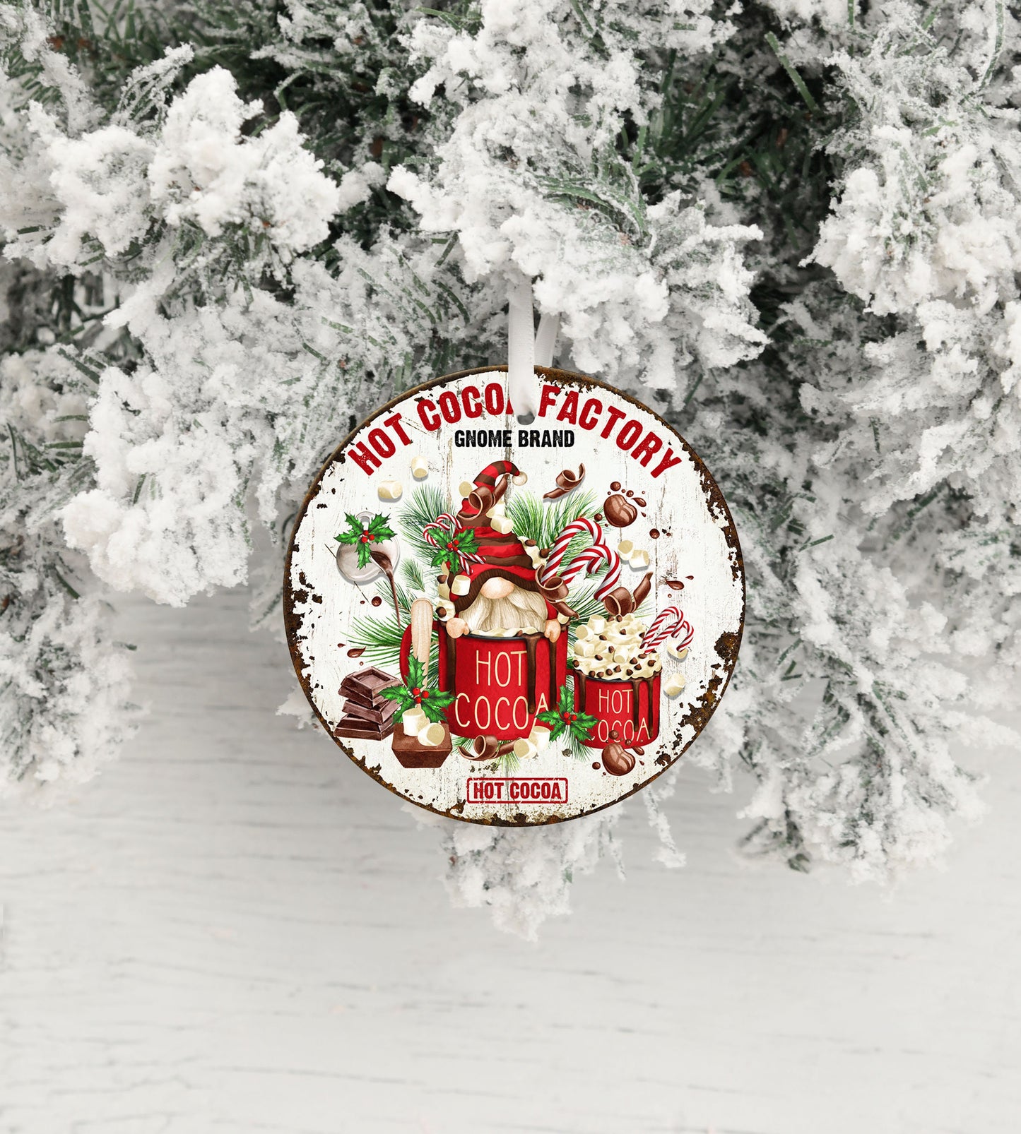 Adorno navideño redondo de cerámica con gnomos de Hot Cocoa Factory