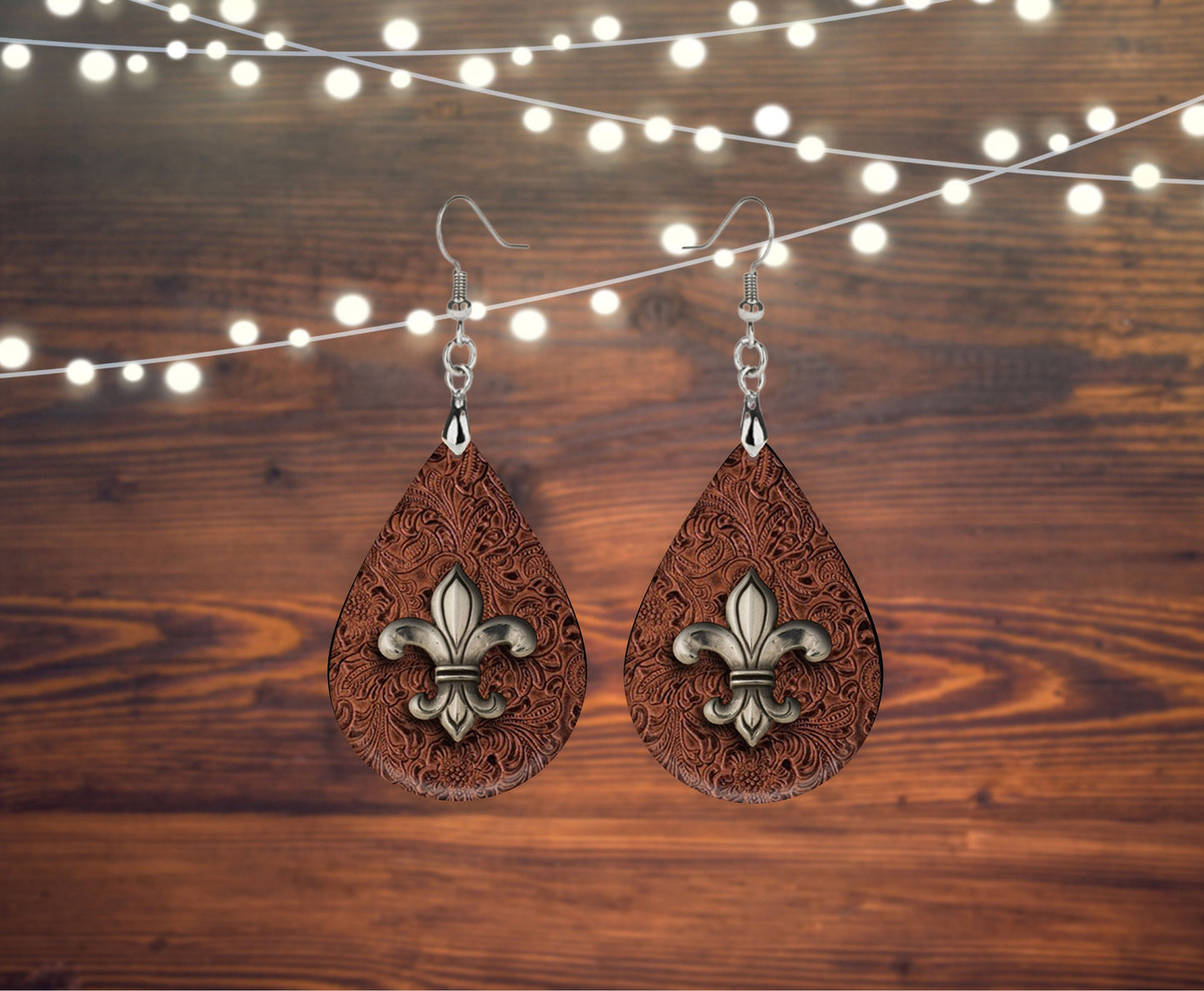 Western Fleur de Lis Wood Print Tear Drop Dangle Pendientes impresos Joyería hecha a mano