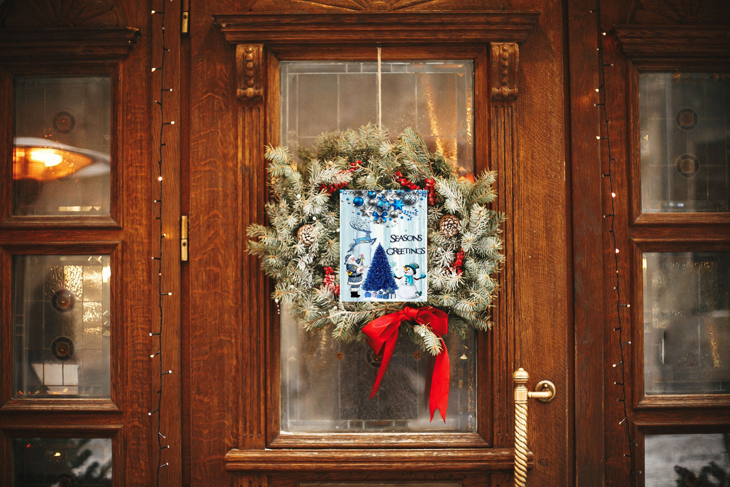 Letrero de madera hecho a mano con estampado navideño azul de Season's Greetings