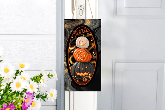 Cuidado con la pila de calabazas Halloween impreso hecho a mano cartel de madera (10" x 5")