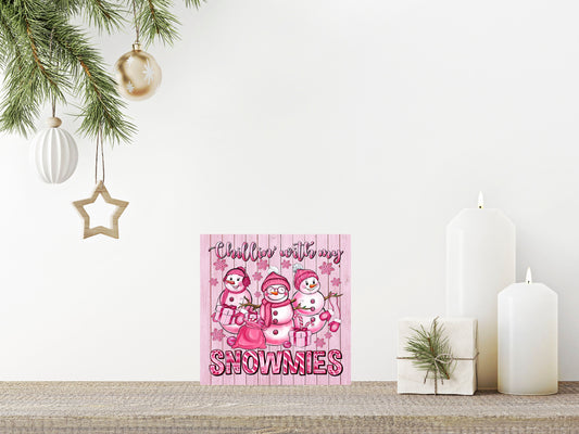 Mini letrero de adorno navideño de madera hecho a mano con estampado de Chillin rosa con mis muñecos de nieve